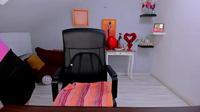 LollaGirl online show from 02/17/26, 04:20