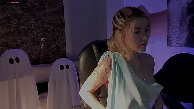 EveBensonX online show from 10/21/25, 01:23