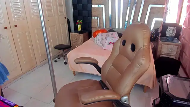 cute sassy online show from 10/21/25, 05:35