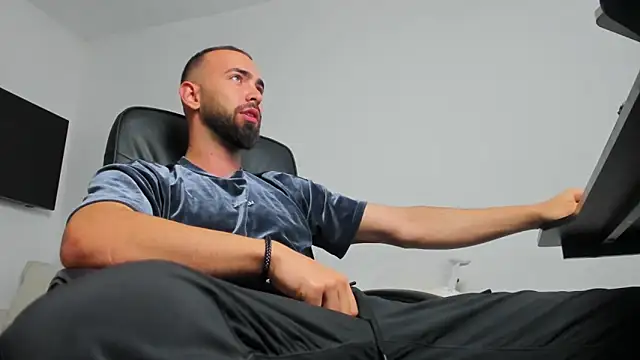 Snapshot of MichaelMasterss chatting on 12/12/24, 08:47 MichaelMasterss online show from 12/12/24, 08:47