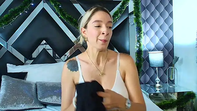 Snapshot of victoriaa_lee_ chatting on 12/12/24, 11:03 victoriaa lee online show from 12/12/24, 11:03