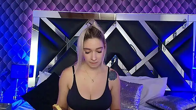 Snapshot of victoriaa_lee_ chatting on 11/05/25, 12:21 victoriaa lee online show from 11/05/25, 12:21