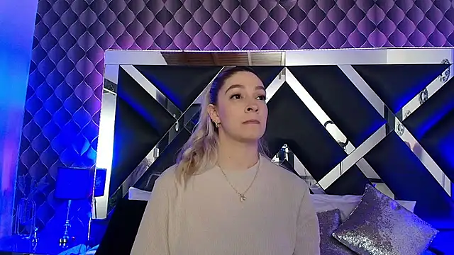 Snapshot of victoriaa_lee_ chatting on 11/18/25, 08:35 victoriaa lee online show from 11/18/25, 08:35