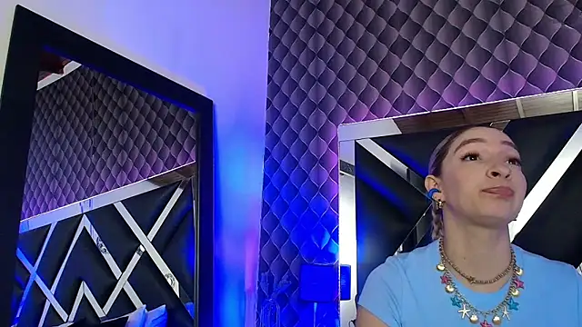 Snapshot of victoriaa_lee_ chatting on 11/21/25, 07:23 victoriaa lee online show from 11/21/25, 07:23