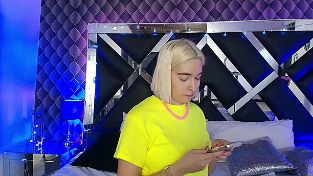 victoriaa lee  online show from 07/07/26, 06:56