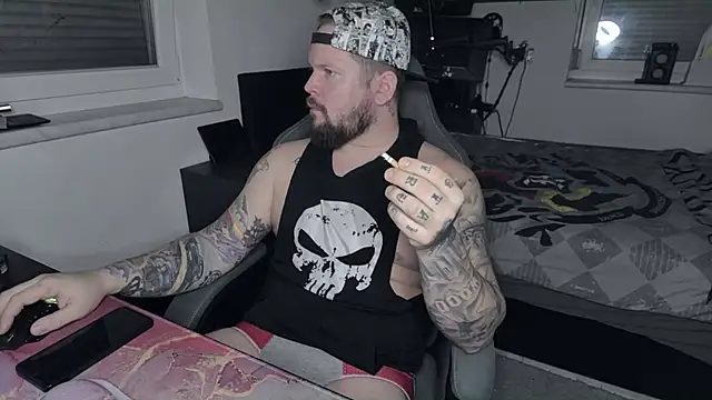 xBuzzRightHerex online show from 12/18/24, 07:47