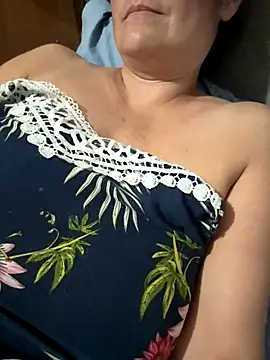 Snapshot of gabiTetas chatting on 10/08/25, 08:28 gabiTetas online show from 10/08/25, 08:28