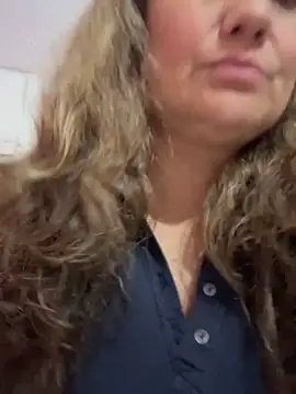 Snapshot of gabiTetas chatting on 10/18/25, 10:43 gabiTetas online show from 10/18/25, 10:43