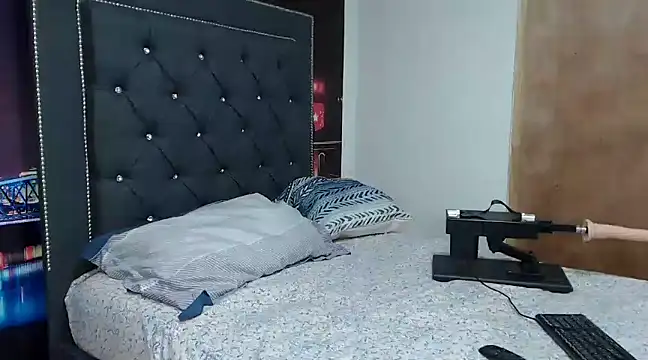 Snapshot of Sara_castillo1 chatting on 03/06/25, 02:41 Sara castillo1 online show from 03/06/25, 02:41