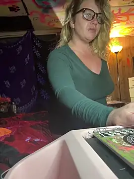 TrashleyRosebud online show from 11/25/25, 08:58