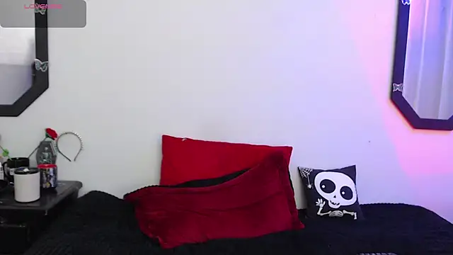 Snapshot of Amy_Aloqua chatting on 10/04/25, 03:43 Amy Aloqua online show from 10/04/25, 03:43