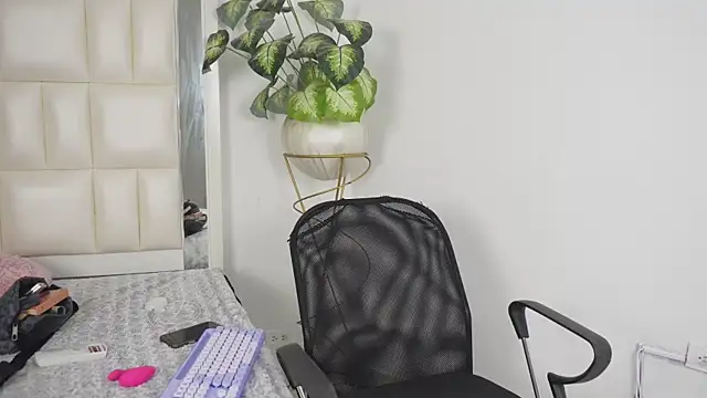 Snapshot of Anais_aradia chatting on 09/26/25, 04:49 Anais aradia online show from 09/26/25, 04:49