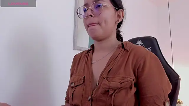 Snapshot of lucy_blue28 chatting on 04/09/26, 01:05 lucy blue28 online show from 04/09/26, 01:05