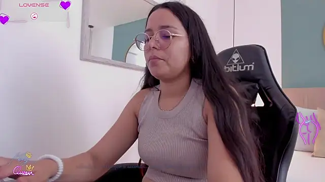 Snapshot of lucy_blue28 chatting on 04/10/26, 01:05 lucy blue28 online show from 04/10/26, 01:05