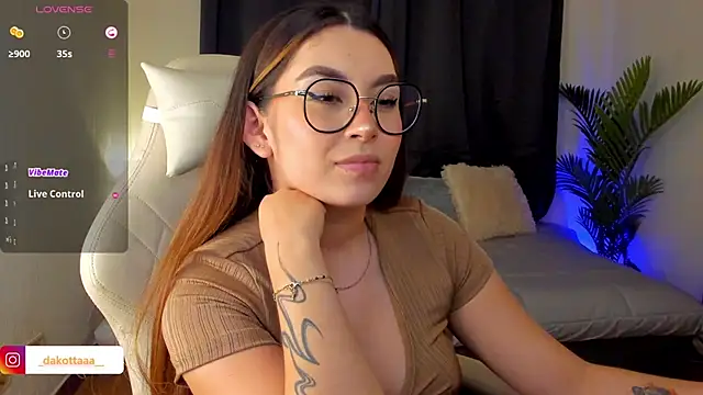 dakottaa  online show from 10/01/25, 11:33