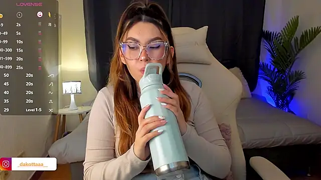 dakottaa  online show from 10/22/25, 11:26