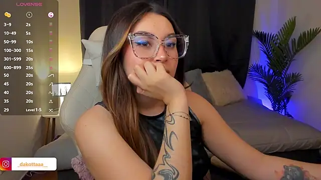 dakottaa  online show from 11/23/25, 12:21