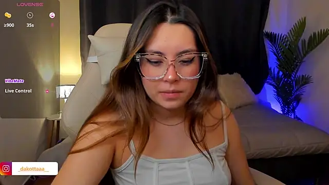 dakottaa  online show from 12/02/25, 11:34