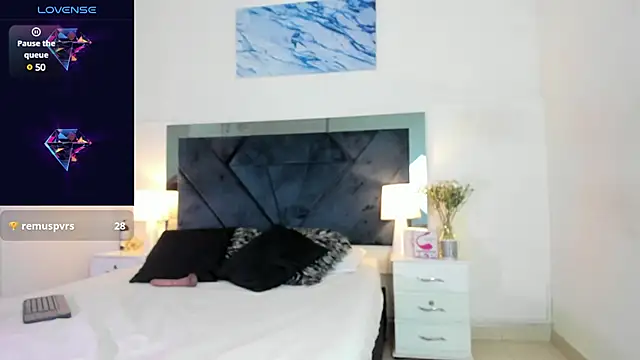 Snapshot of Lauralove_69 chatting on 01/11/25, 12:12 Lauralove 69 online show from 01/11/25, 12:12