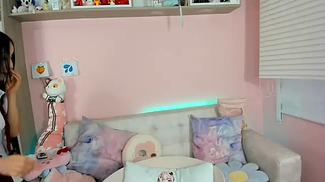 tinysara online show from 11/06/25, 04:19