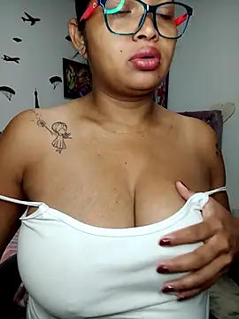 Snapshot of chalohott chatting on 06/15/26, 12:18 chalohott online show from 06/15/26, 12:18