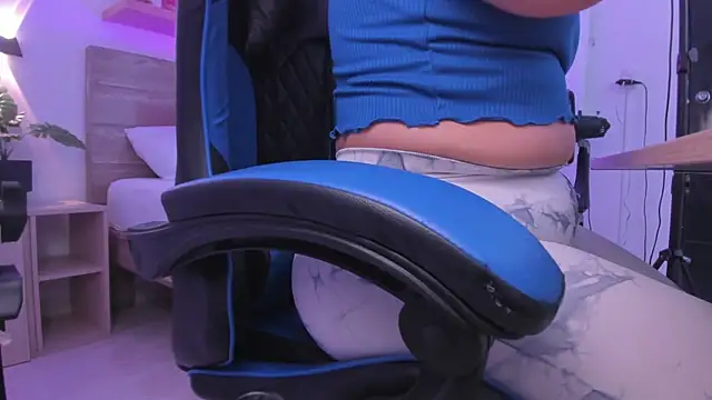 izaro22 online show from 11/15/25, 12:34