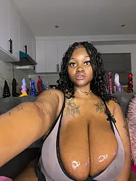 Snapshot of Yung-Missy chatting on 02/26/26, 06:29 Yung-Missy online show from 02/26/26, 06:29