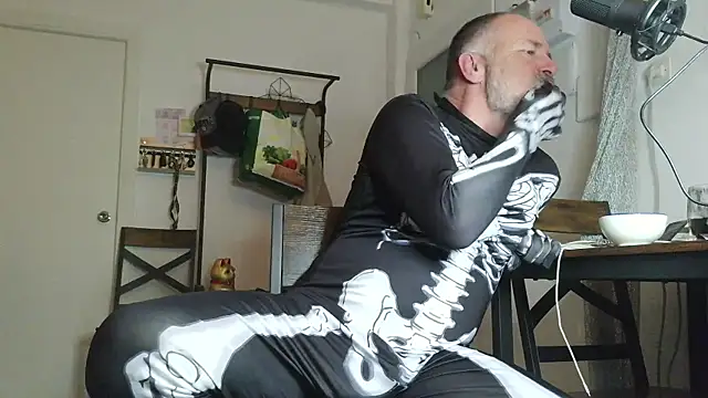 DaddybearVLC online show from 10/31/25, 09:05