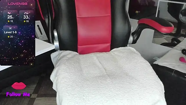 Snapshot of natasha_logan_ chatting on 10/13/25, 04:01 natasha logan online show from 10/13/25, 04:01