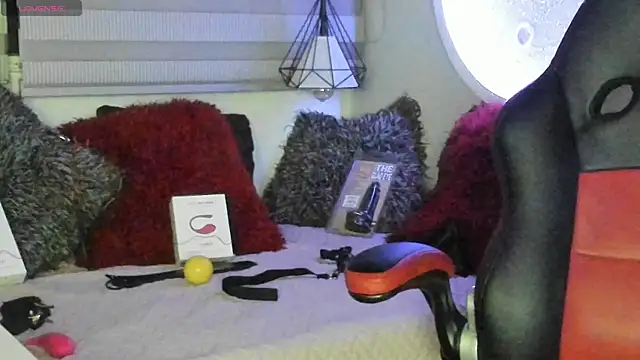 natasha logan  online show from 05/10/26, 04:06