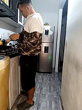 Snapshot of catire2323 chatting on 11/22/25, 03:16 catire2323 online show from 11/22/25, 03:16