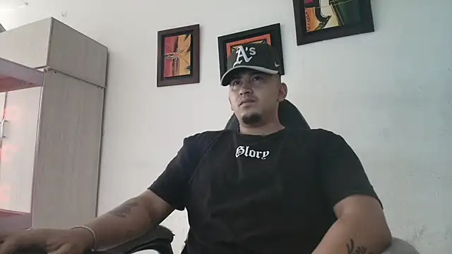 Snapshot of myke_andrade chatting on 11/26/25, 02:40 myke andrade online show from 11/26/25, 02:40