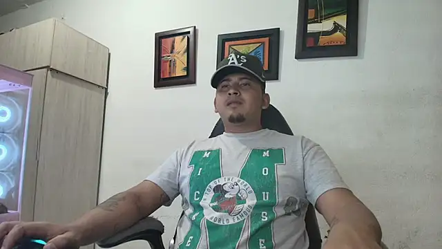 Snapshot of myke_andrade chatting on 12/14/25, 01:11 myke andrade online show from 12/14/25, 01:11