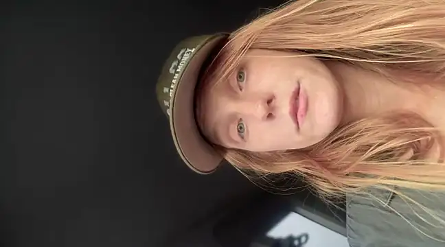 Snapshot of GoldenFlameGoddess chatting on 03/20/25, 12:19 GoldenFlameGoddess online show from 03/20/25, 12:19