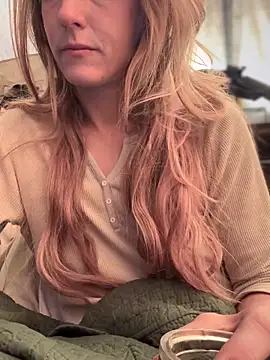 Snapshot of GoldenFlameGoddess chatting on 09/24/25, 03:15 GoldenFlameGoddess online show from 09/24/25, 03:15