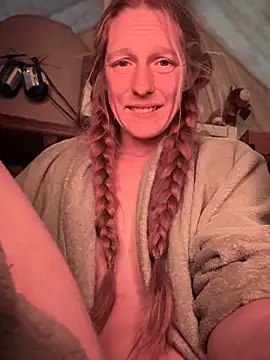 Snapshot of GoldenFlameGoddess chatting on 11/10/25, 03:00 GoldenFlameGoddess online show from 11/10/25, 03:00