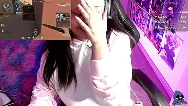 Snapshot of Emmachan19 chatting on 01/17/25, 10:22 Emmachan19 online show from 01/17/25, 10:22