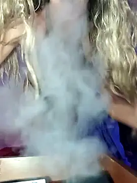 Snapshot of cammyquart chatting on 10/20/25, 02:12 cammyquart online show from 10/20/25, 02:12