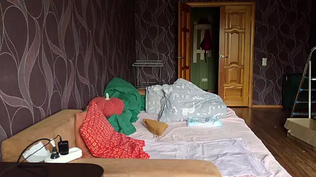 Snapshot of MiriamOr chatting on 10/27/25, 08:07 MiriamOr online show from 10/27/25, 08:07