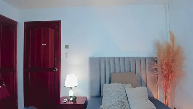 Snapshot of Nina_Cavaali chatting on 12/28/24, 12:04 Nina Cavaali online show from 12/28/24, 12:04