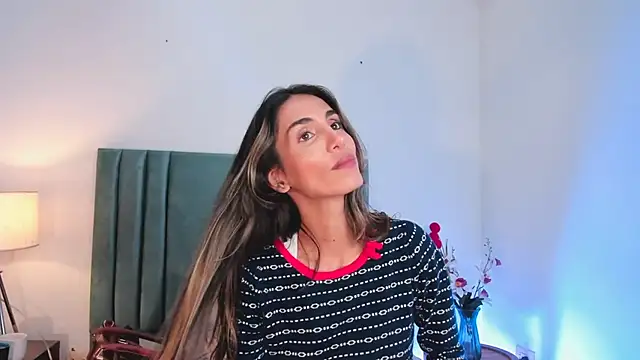 Snapshot of Nina_Cavaali chatting on 12/30/24, 06:05 Nina Cavaali online show from 12/30/24, 06:05