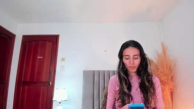 Snapshot of Nina_Cavaali chatting on 03/18/25, 06:04 Nina Cavaali online show from 03/18/25, 06:04