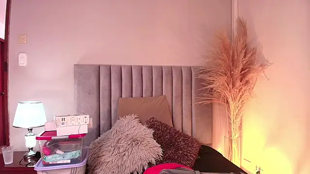 Snapshot of Nina_Cavaali chatting on 09/19/25, 06:19 Nina Cavaali online show from 09/19/25, 06:19