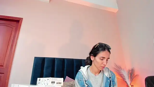 Snapshot of Nina_Cavaali chatting on 10/21/25, 06:19 Nina Cavaali online show from 10/21/25, 06:19