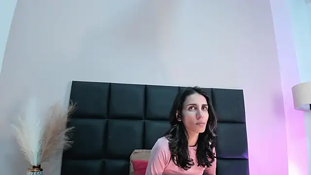 Snapshot of Nina_Cavaali chatting on 11/12/25, 06:08 Nina Cavaali online show from 11/12/25, 06:08