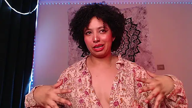 Snapshot of michell_bling1 chatting on 12/15/24, 06:29 michell bling1 online show from 12/15/24, 06:29