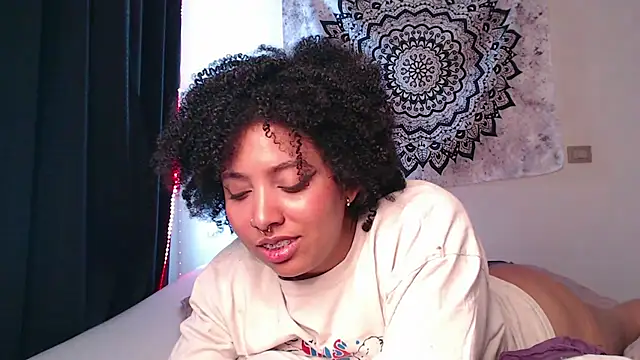 Snapshot of michell_bling1 chatting on 12/16/24, 01:32 michell bling1 online show from 12/16/24, 01:32
