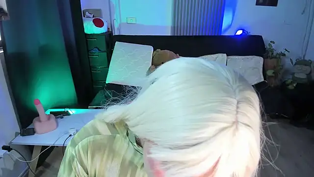 Cuttiealice online show from 03/22/25, 07:20