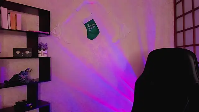 Snapshot of KateCuddle chatting on 12/26/24, 05:26 KateCuddle online show from 12/26/24, 05:26