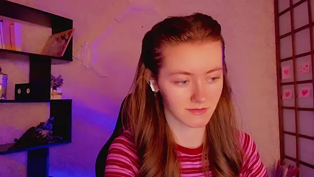 Snapshot of KateCuddle chatting on 02/14/25, 02:39 KateCuddle online show from 02/14/25, 02:39